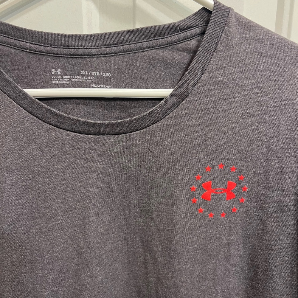 Under Armour Men’s Charcoal Gray Short-Sleeve Tee with Red Flag Logo - Picture 2 of 3